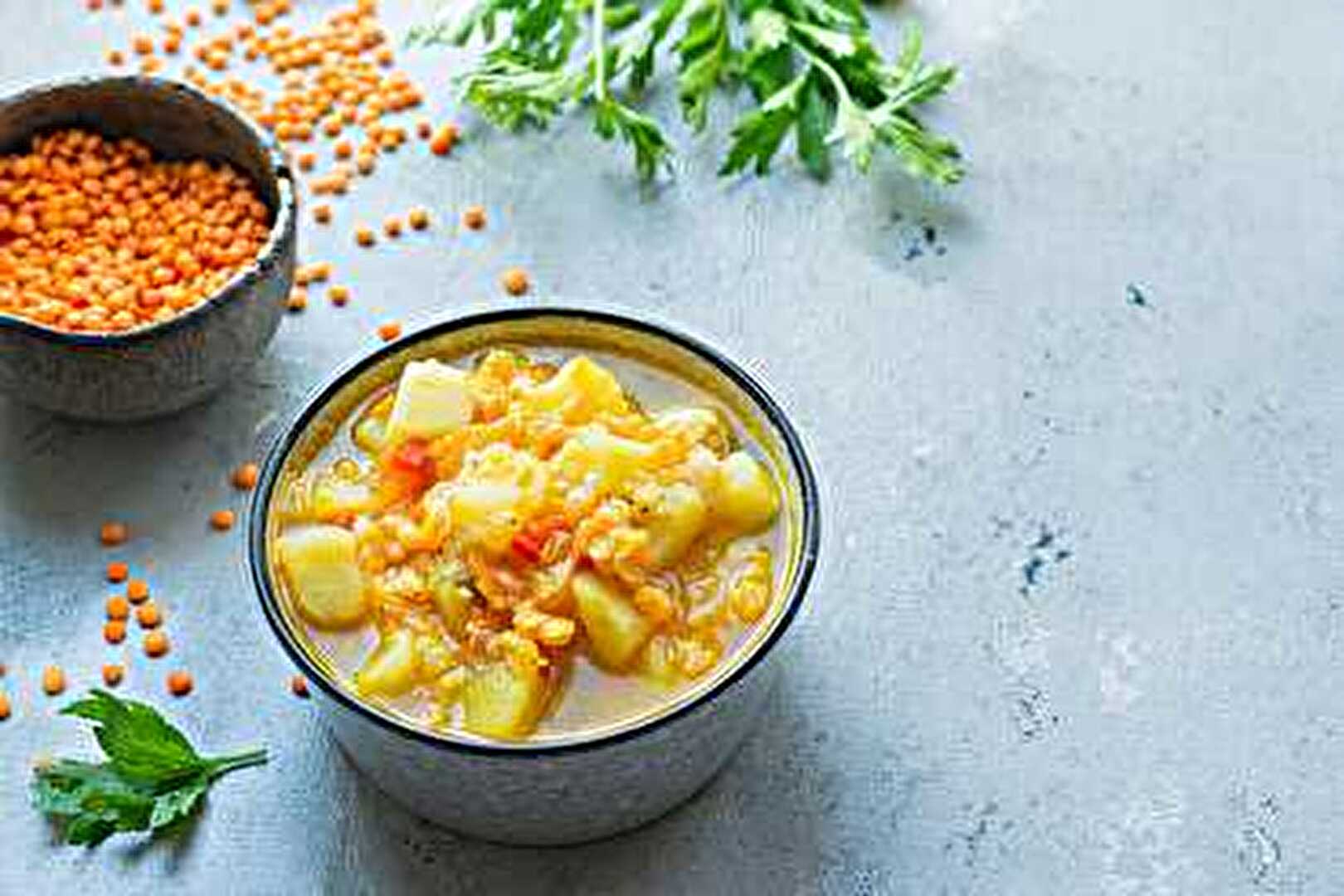 Soupe aux lentilles corail et légumes d'hiver