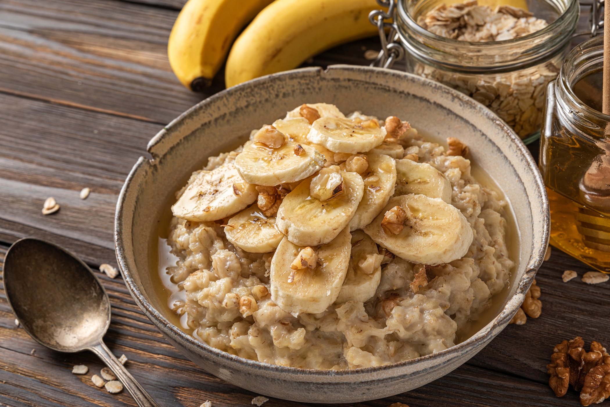 Porridge banane miel et noix pour un petit déjeuner sain et nutritif.