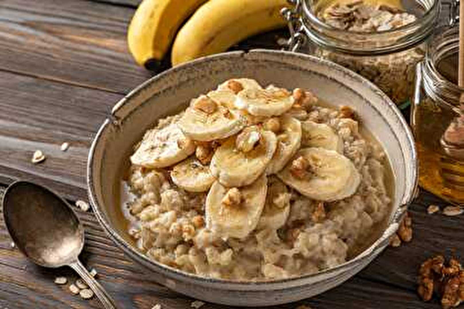 Porridge banane miel et noix pour un petit déjeuner sain et nutritif.