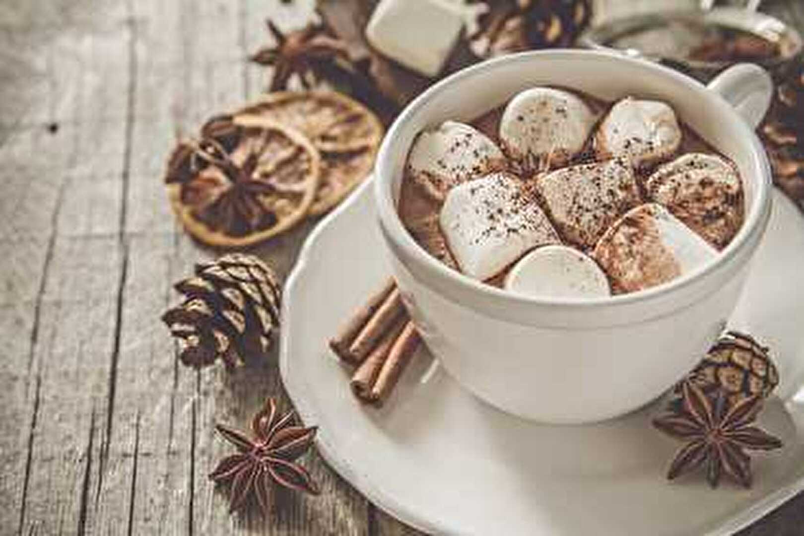 La recette de chocolat chaud à la cannelle et aux chamallows : le plaisir au bout de la cuillère