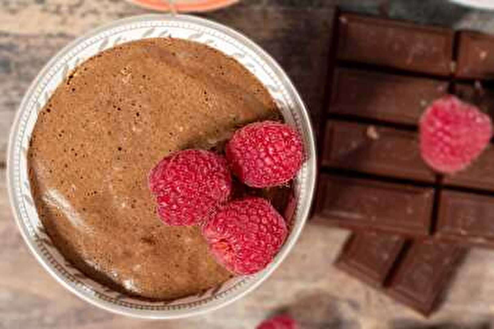 Mousse au chocolat et framboises, la recette facile et rapide à réaliser