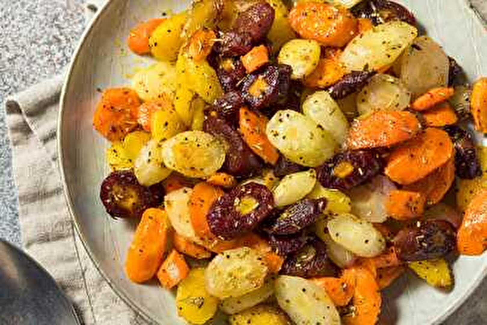 Sauté de carottes colorées à l'ail et aux herbes