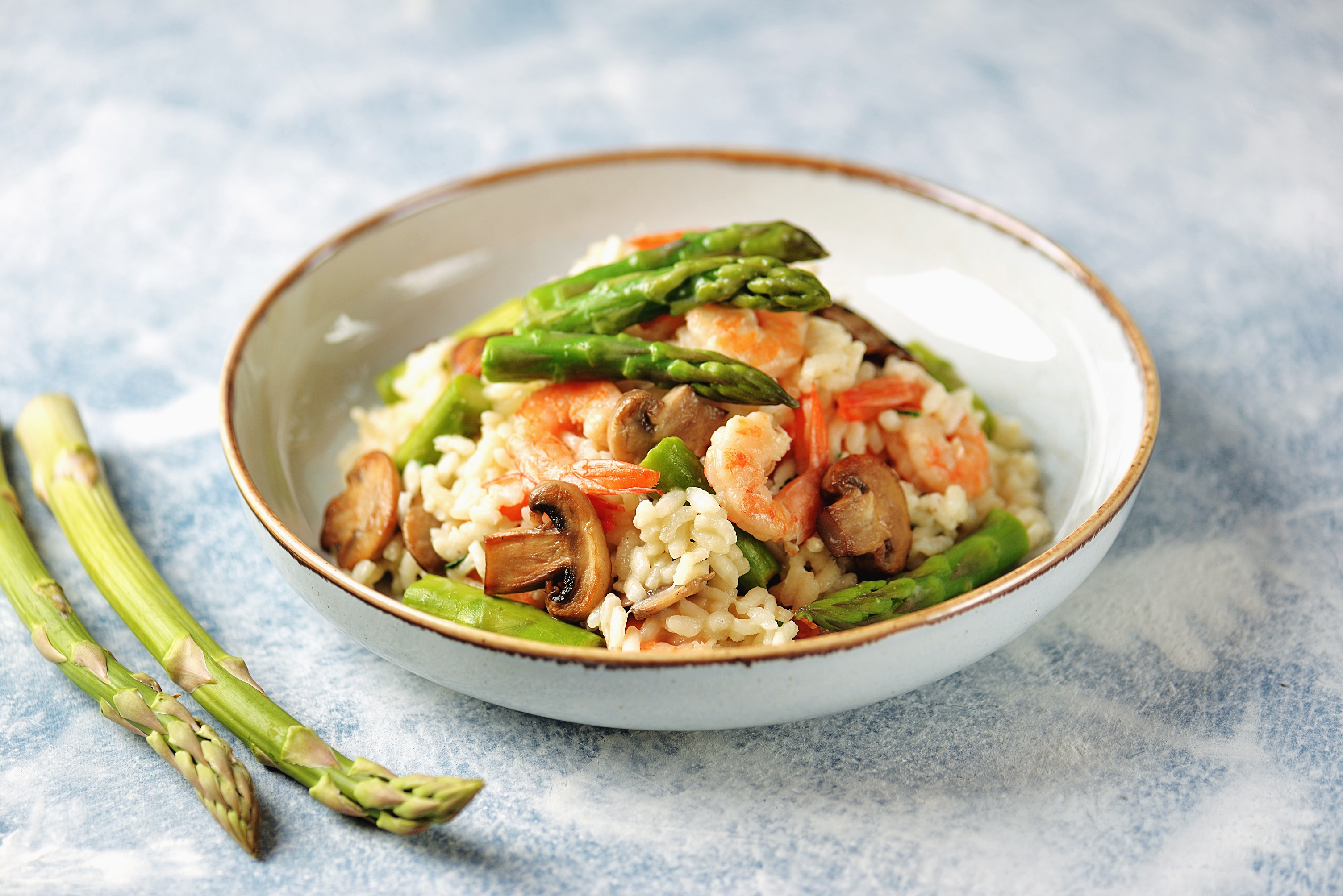 Un risotto crémeux et savoureux aux asperges et aux crevettes