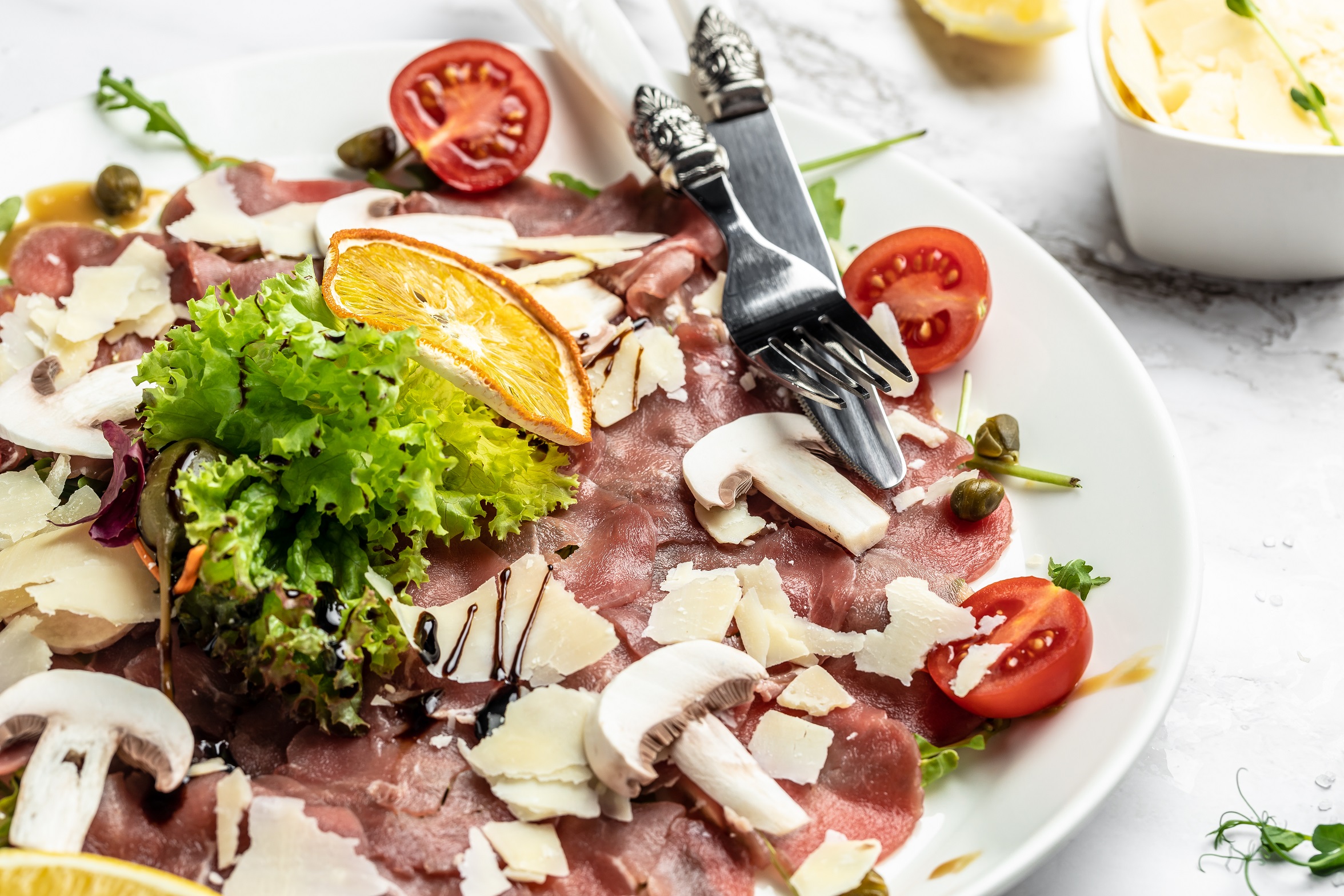 Carpaccio de bœuf rôti revisité aux saveurs méditerranéennes