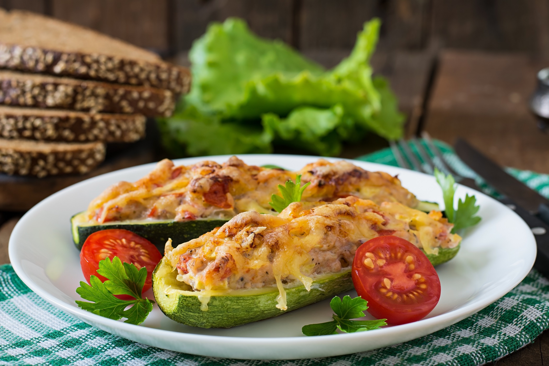 Courgettes Farcies au Poulet, Tomates et Oignons avec Croûte de Fromage