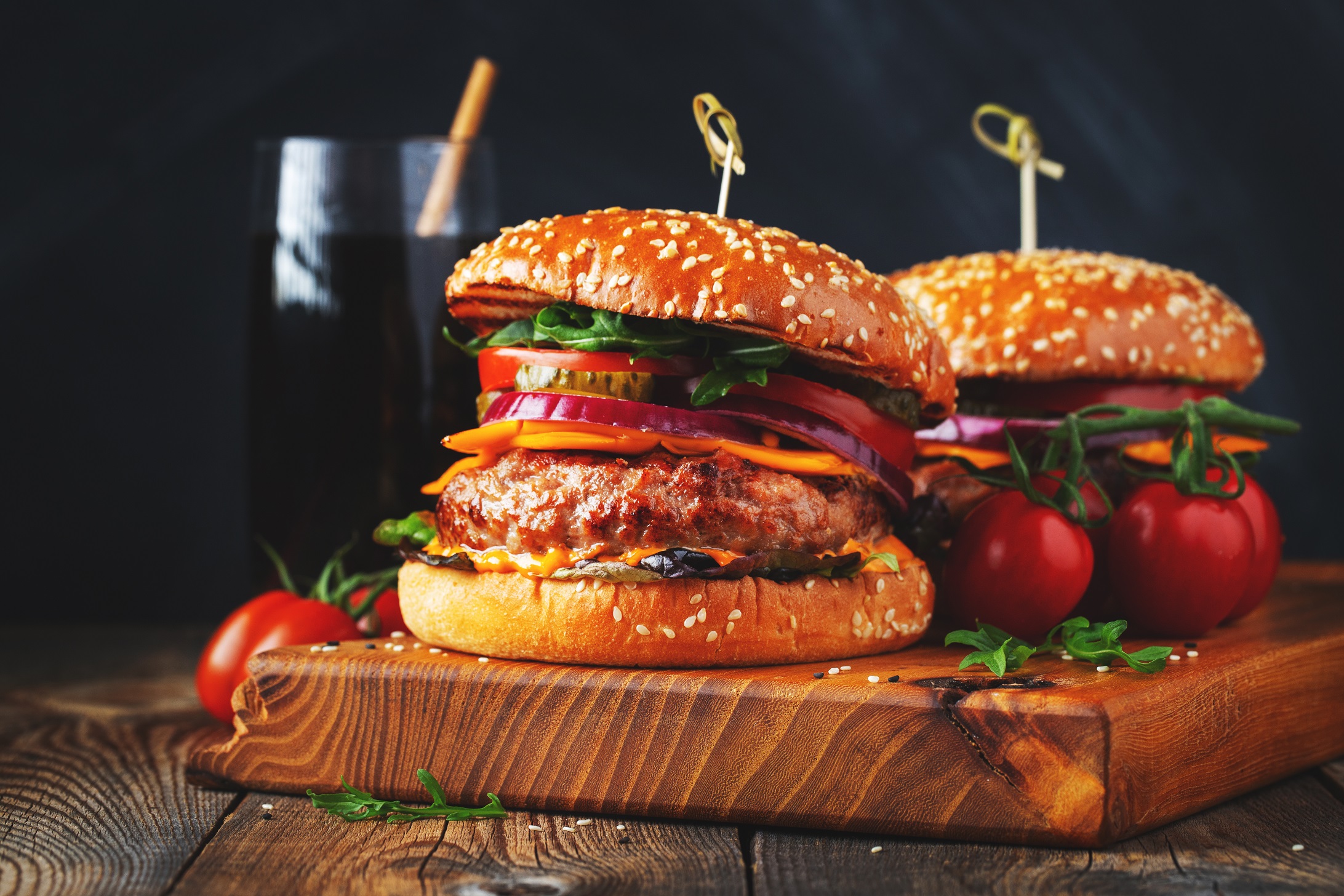 Le Burger Cheddar Double à l'Oignon Rouge