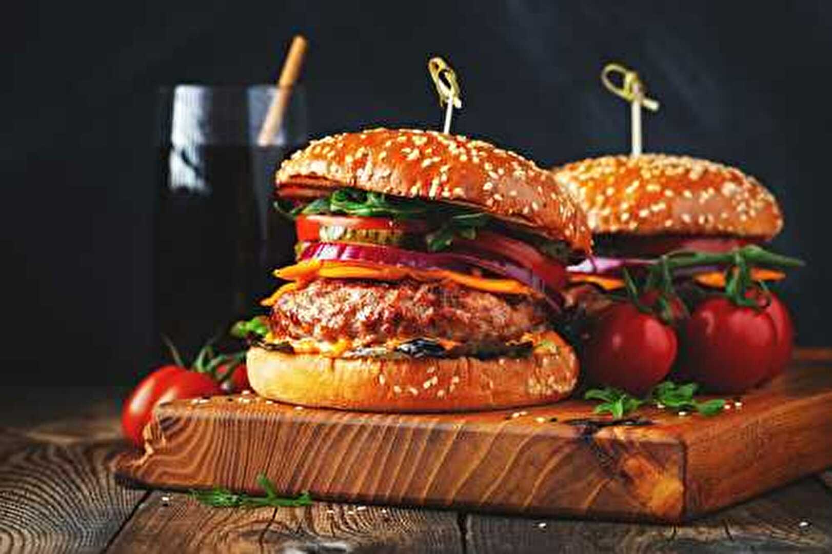 Le Burger Cheddar Double à l'Oignon Rouge