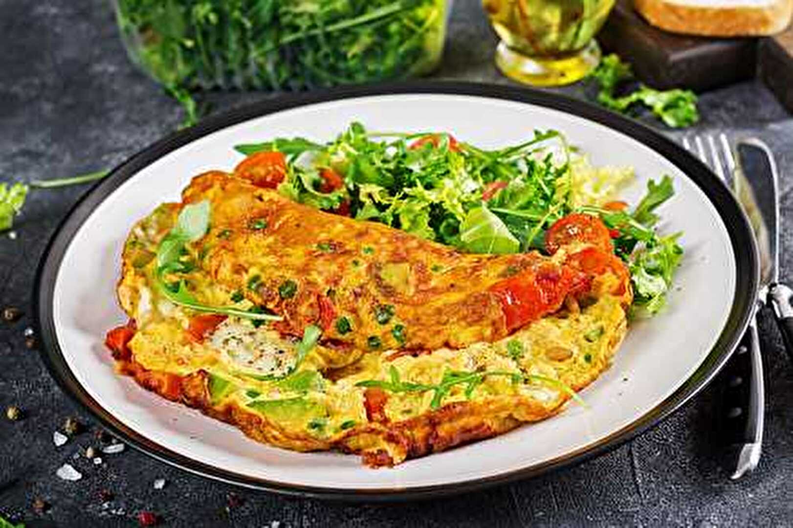 Omelette aux légumes et fromage bleu pour un petit-déjeuner gourmand