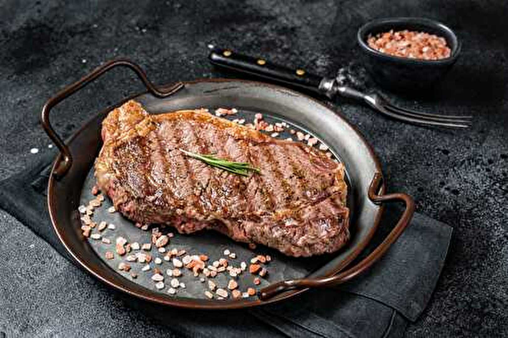 Steak de bœuf au sel rose, grillé au barbecue