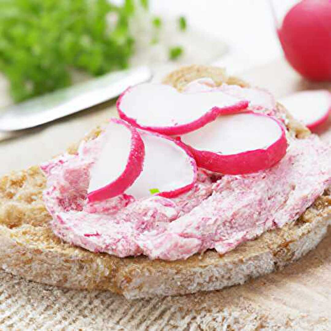 Tartine de crème de radis au fromage de chèvre frais