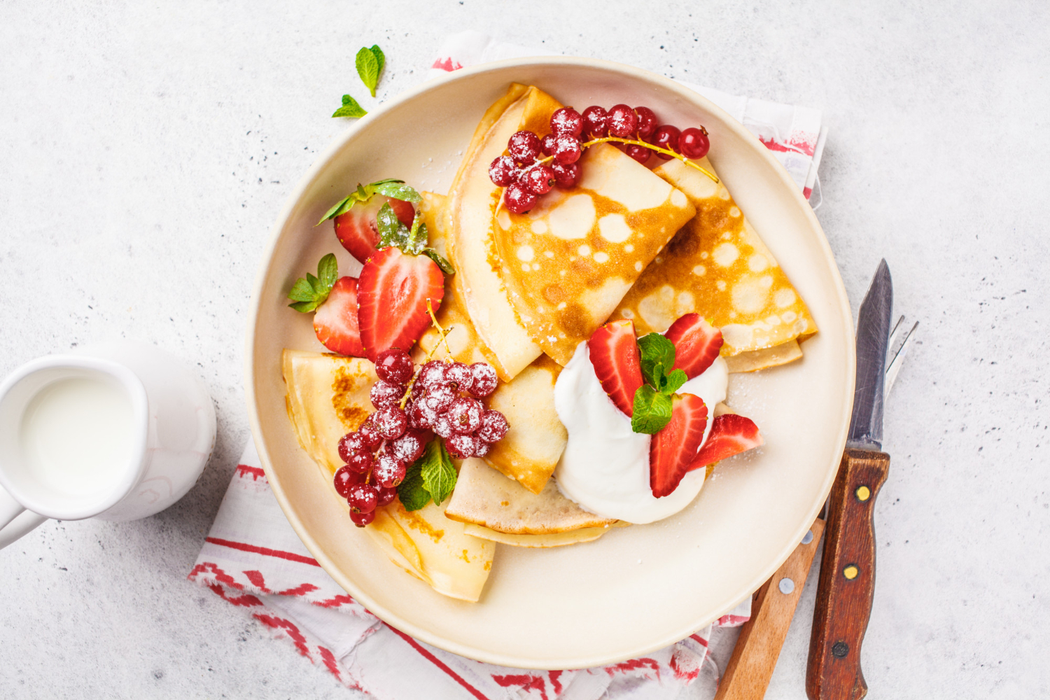 Crêpes au Yaourt Grec et aux Fruits Rouges