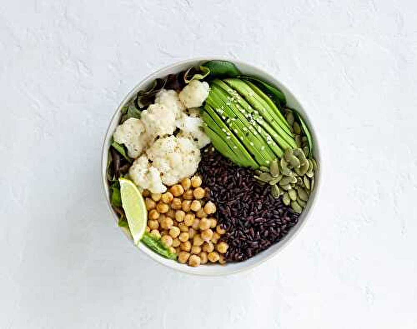 Buddha Bowl au riz noir, avocat, pois chiches, chou, épinards et salade : une recette d'automne par excellence !