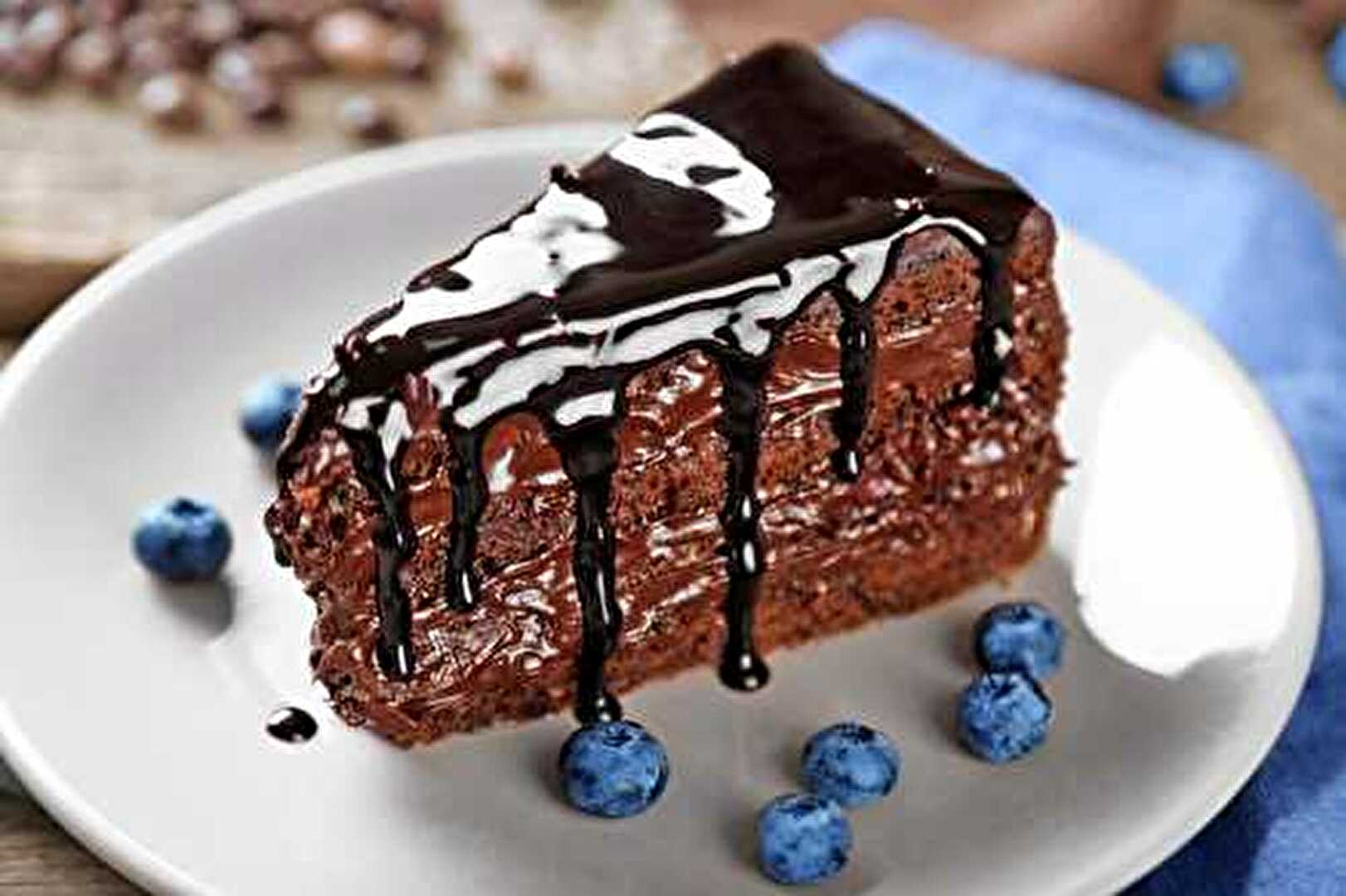 Gâteau au Chocolat Élégant avec Double Ganache et Glaçage Coulant au Chocolat Noir