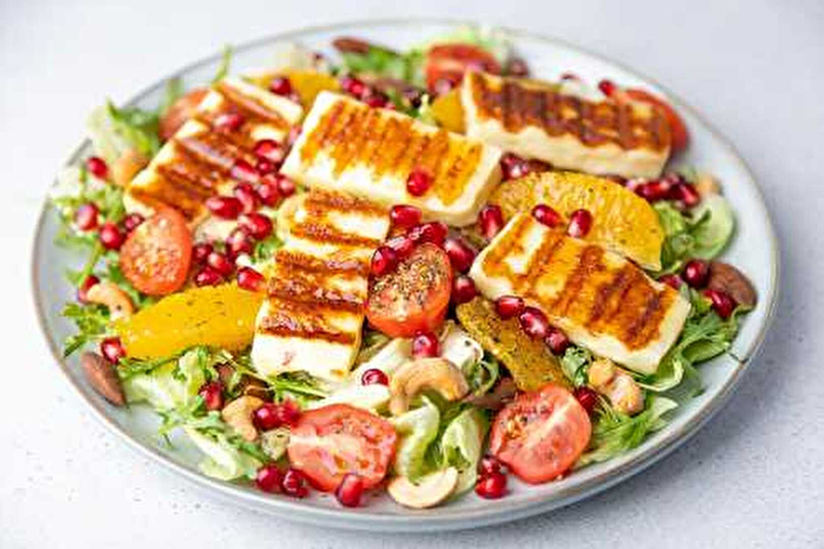 Salade Méditerranéenne à l'Halloumi et Noix de Cajou