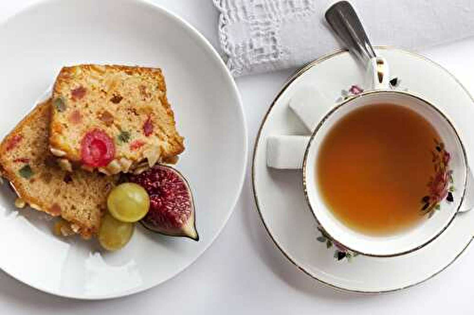 Cake Délicieux aux Fruits Confits et Raisins au thé