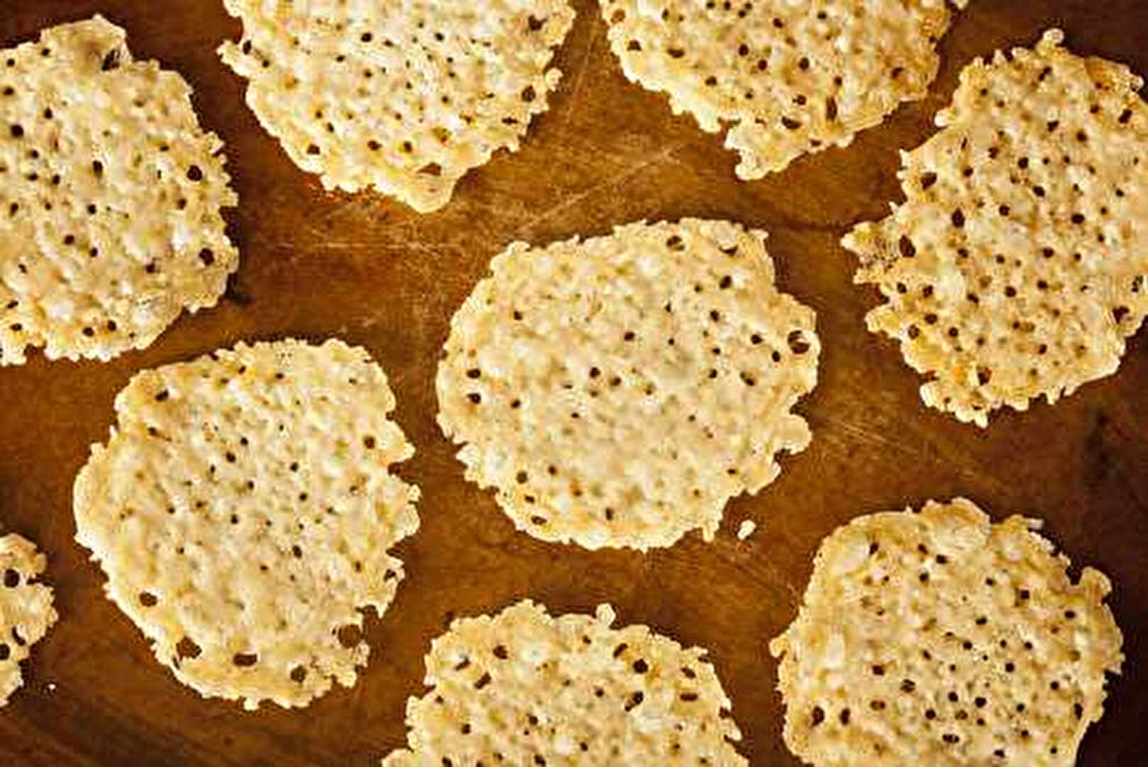 Chips Croustillantes au Parmesan et Touches d'Origan
