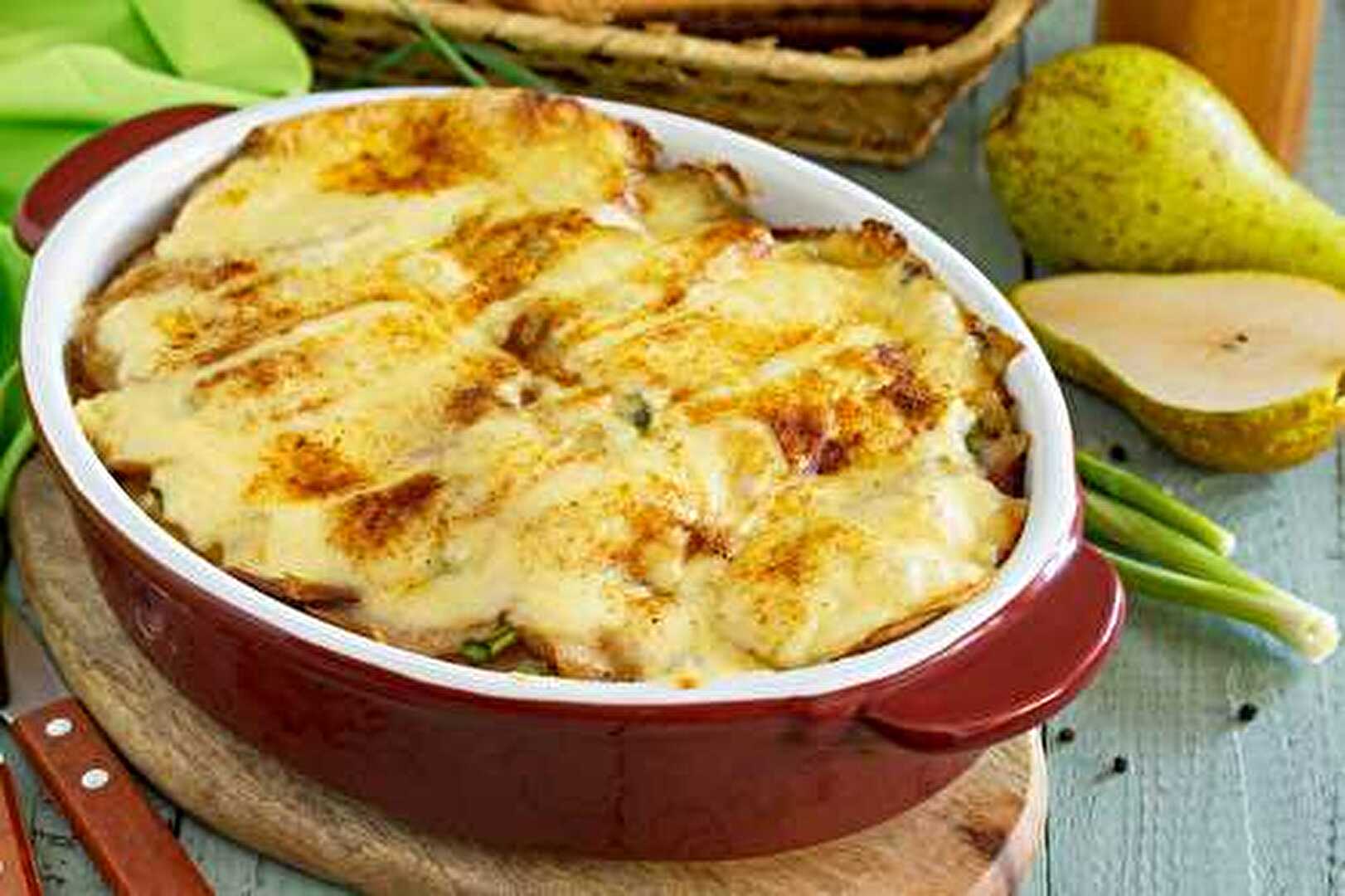 Gratin de pommes de terre et poires à la raclette et ciboule