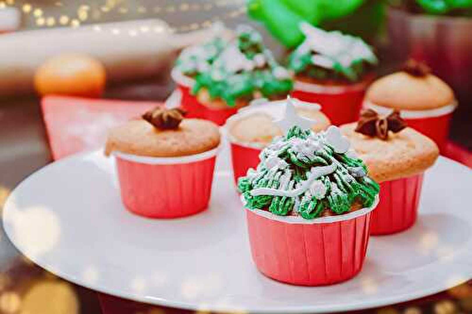 Muffins festifs à la cannelle avec un glaçage de sapin