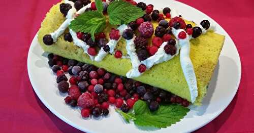 Gâteau Roulé de Fête des Mères aux Fruits Rouges, Crème au Mascarpone, Génoise Parfumée Citron Bio et Mélisse du Jardin