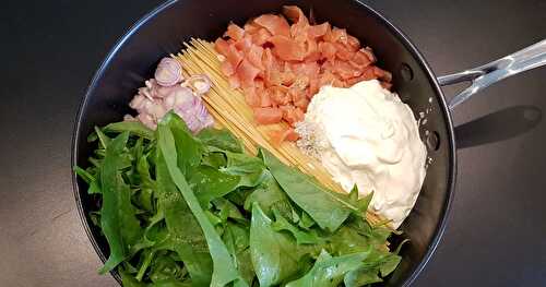 Tagliatelles Façon One Pot Pasta au Saumon Fumé, Epinards Frais et Livèche du Jardin 