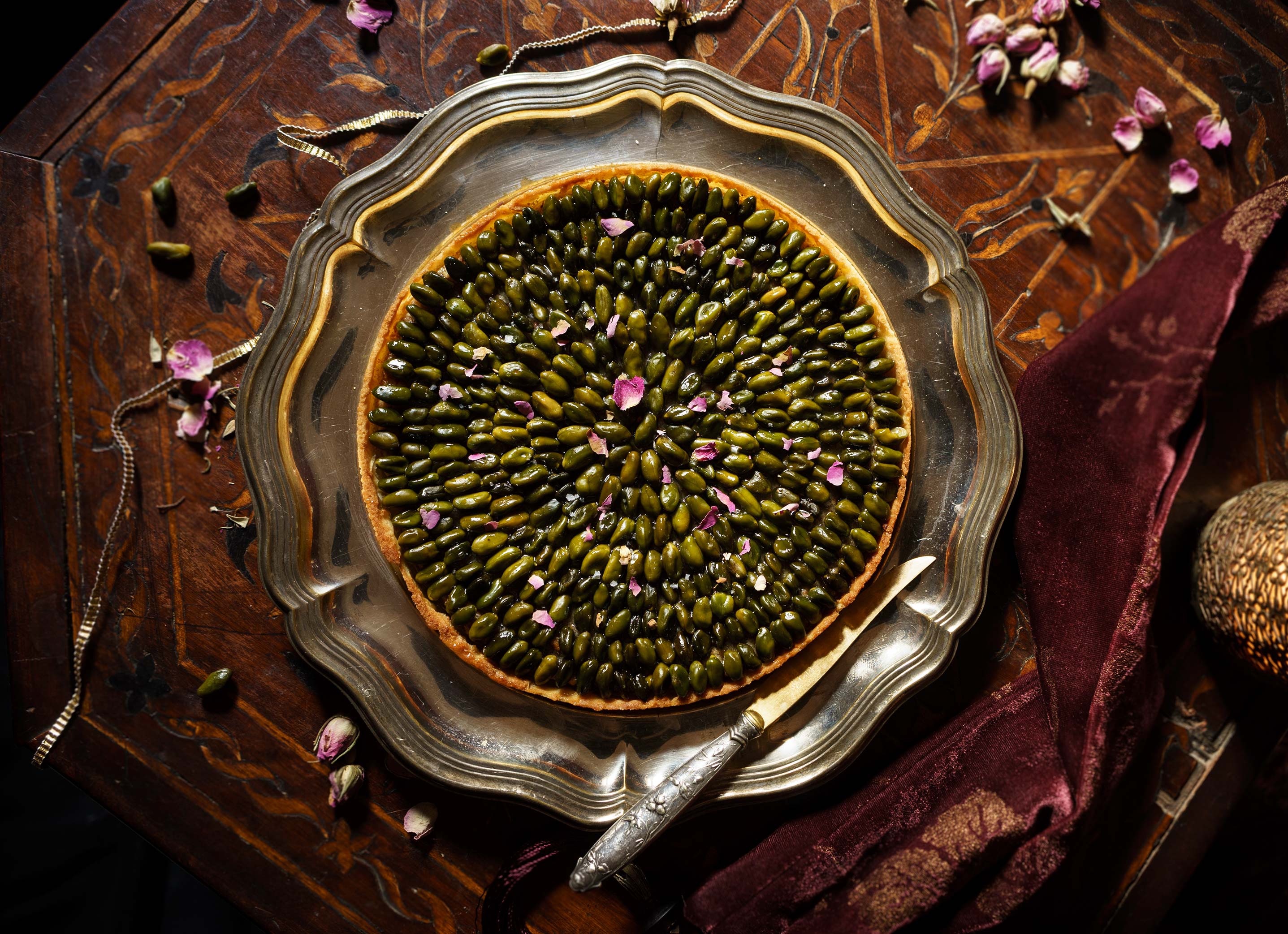 Tarte Shatapattra aux pistaches et à la rose