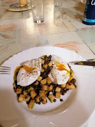 OEUFS POCHES AUX LENTILLES ET COURGETTES