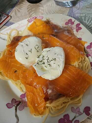 OEUFS BÉNÉDICTE AU SAUMON FUMÉ