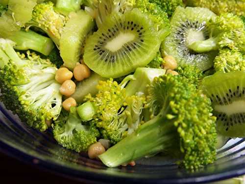 Salade de pois-chiches, brocolis et kiwis