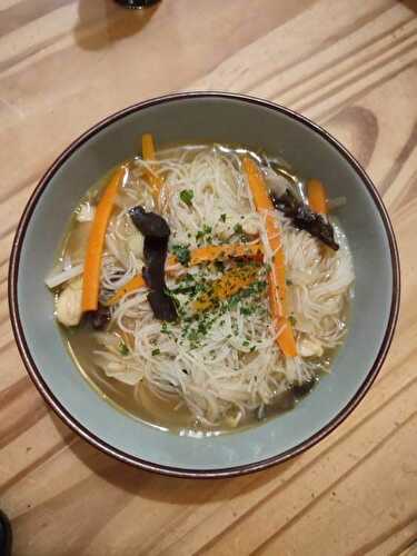 Soupe chinoise au poulet et vermicelles