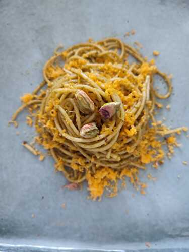 Spaghetti au pesto, pistaches et mimolette 