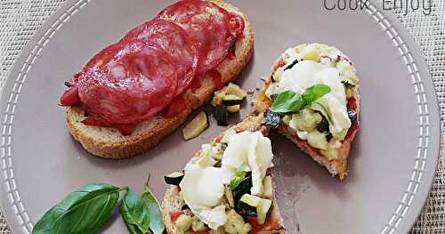 Bruschettas : Chorizo Poivrons et Courgettes Chèvre sur compotés de tomates