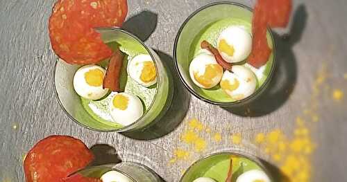 Petits oeufs de cailles sur panacotta d'herbes et chips de chorizo