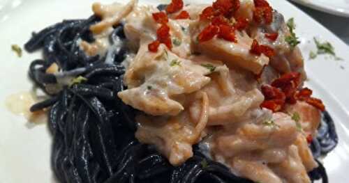 Tagliatelles à l'encre de seiche au saumon fumé et ciboulette