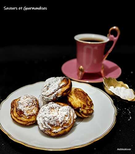   Aebleskiver ou crêpes danoises.