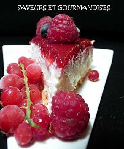 Bavarois au miroir de framboises et fruits rouges.