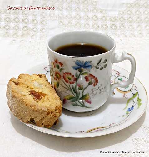 Biscotti aux abricots et aux amandes.