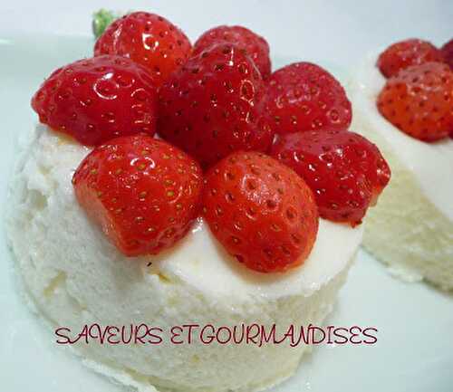 Blanc-manger aux fraises des bois.