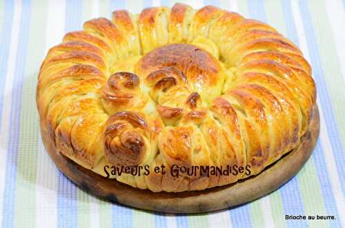 Brioche Tressée aux Roses.