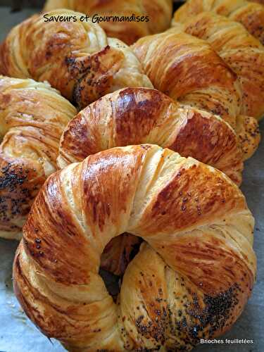 Brioches très feuilletées au beurre.