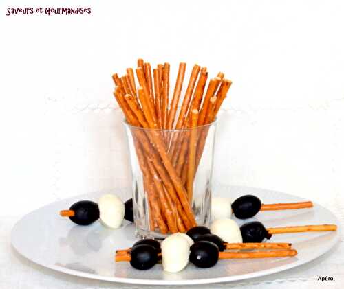  Brochettes de bâtonnets de Breztels, billes de Mozzarella et Olives.