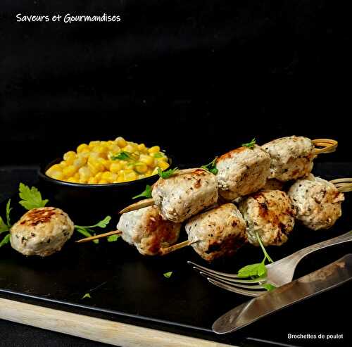 Brochettes de poulet mariné.