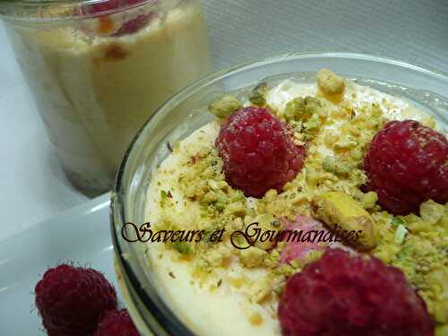 Cheesecakes aux framboises et pistaches.