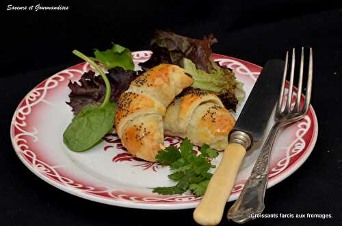 Croissants farcis aux fromages et herbe.