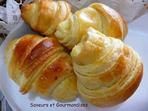 Croissants feuilletés au fromage.