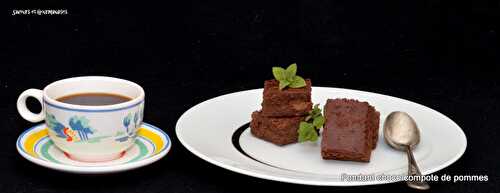 Fondant au chocolat et à la compote de pommes.