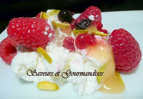 Fromage blanc aux fruits rouges, miel et pistaches.