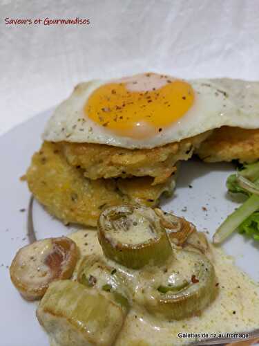 Galettes de riz au fromage et poireaux à la crème.