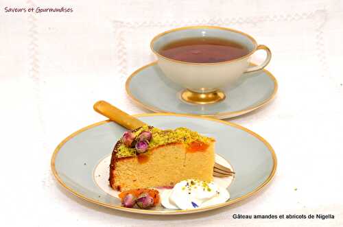 Gâteau aux amandes, abricots, cardamome et eau de rose.