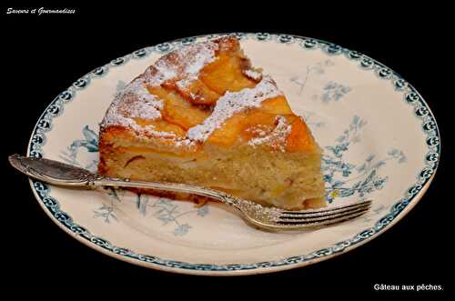 Gâteau moelleux aux pêches.