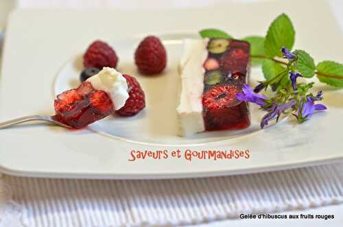 Gelée d'hibiscus aux fruits rouges et crème d'amandes.